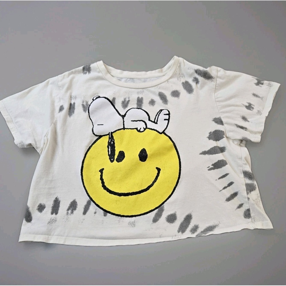Women's Cropped Peanuts Snoopy Resting On Smiley Face Women's Cropped T-shirt XL